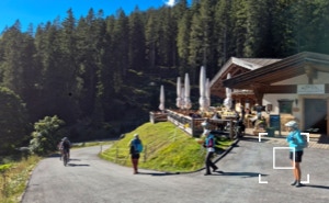 Wanderer und Biker